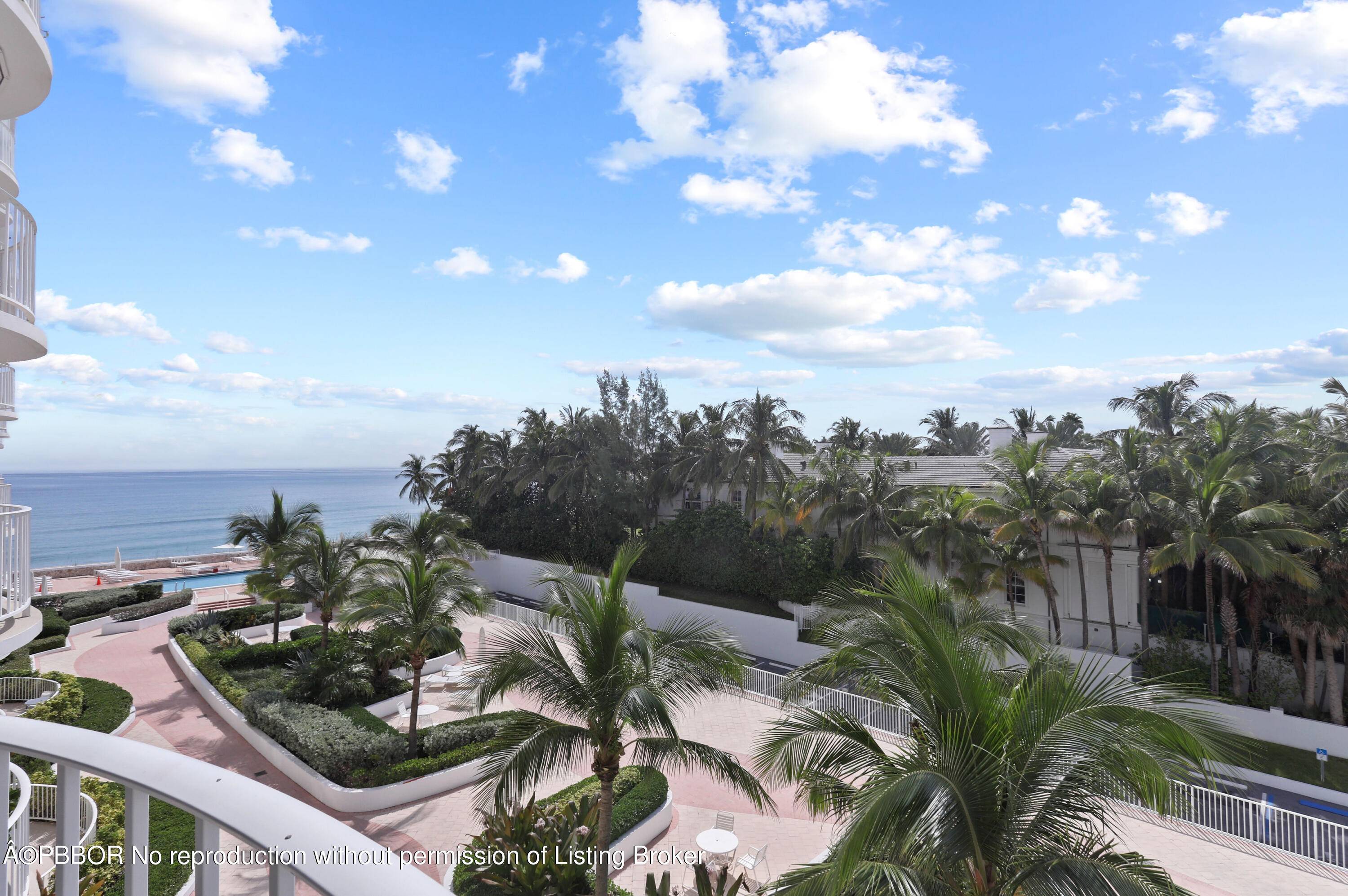 Gorgeous One bedroom, Pied a Terre warm, cozy and beautifully decorated with plantation shutters and amazing views of the ocean, pool and tropical gardens.