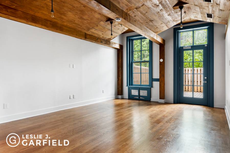 Sitting in one of Brooklyn Heights' most charming buildings, the Residence at 76 Montague Street is a newly renovated, luxurious three bedroom, three bathroom home.
