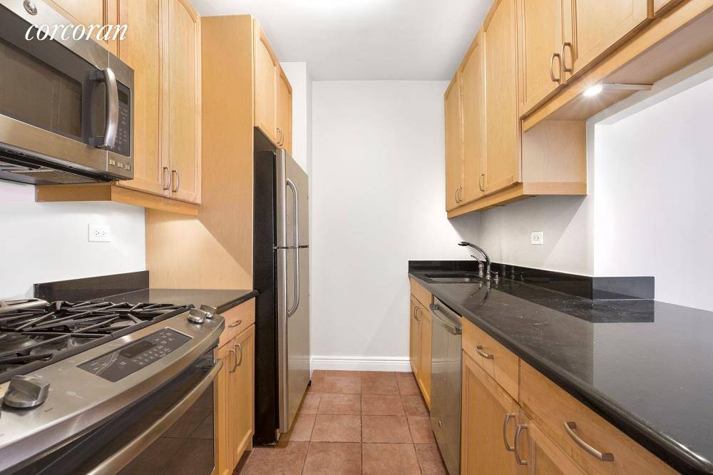 Luxury Living In Battery Park City This east facing 1BR 1BA unit features a generously proportioned living space and hardwood floors.