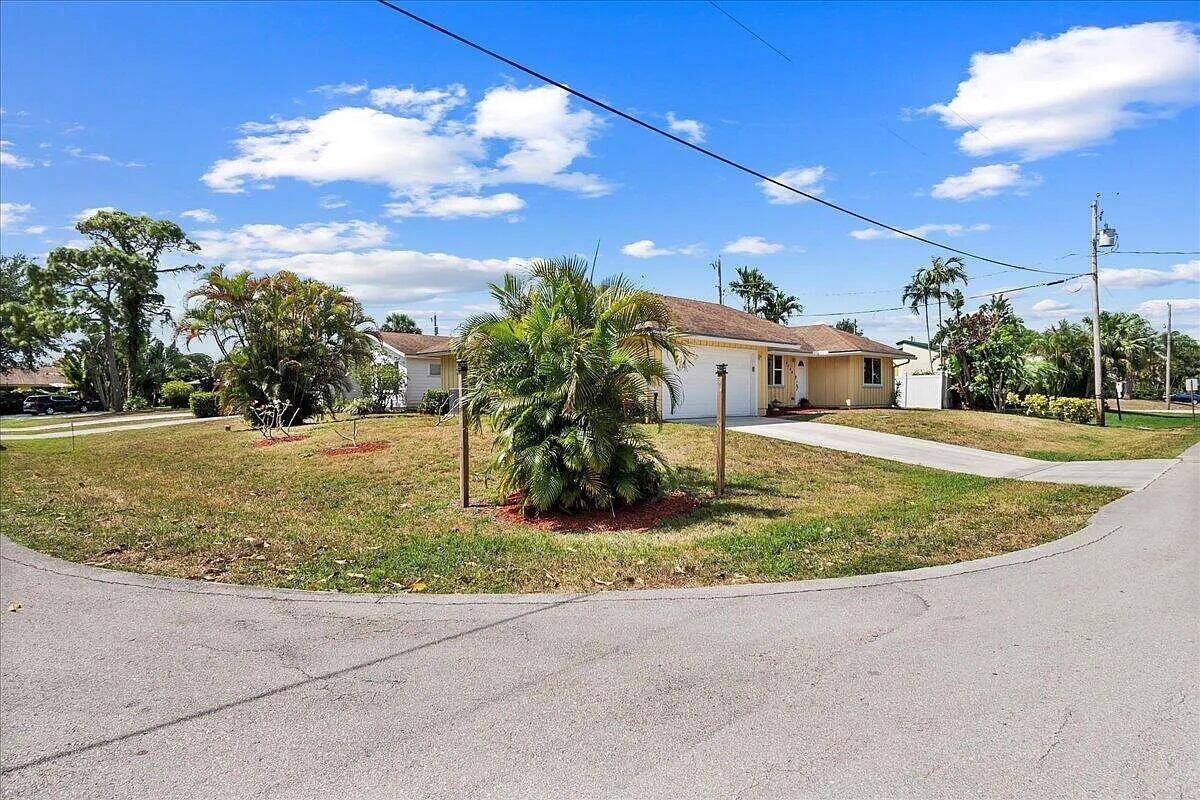 Location, location ! Fully furnished, pet and family friendly single family house in the heart of Jupiter !