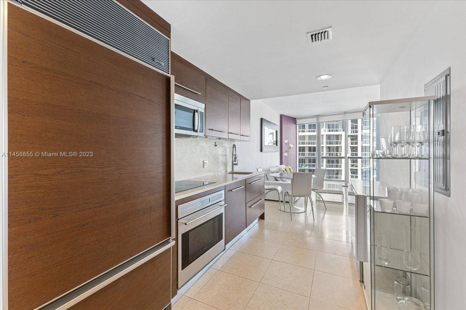 One of the Best View from this Cute Icon Brickell One bedroom, One Full Bath Condo.