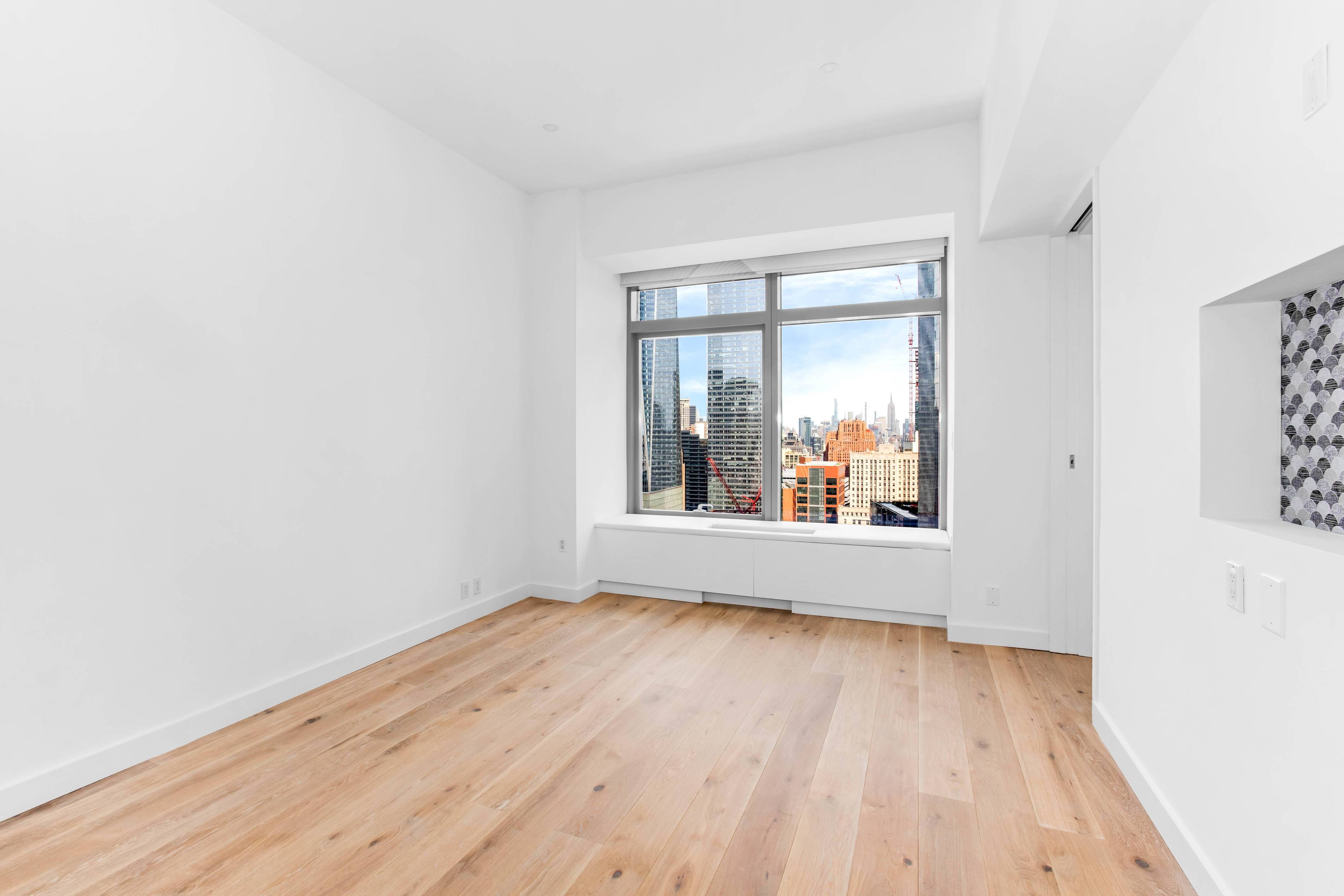 Located on the thirtieth floor of the building, this newly renovated one bedroom boasts unobstructed northern views of New York s most iconic buildings.