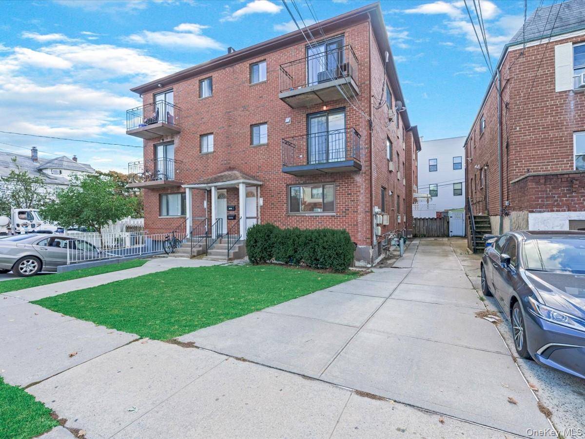 Discover the charm and convenience of this lovely 2 bedrooms, 1 full bath home located right in the heart of Bayside.