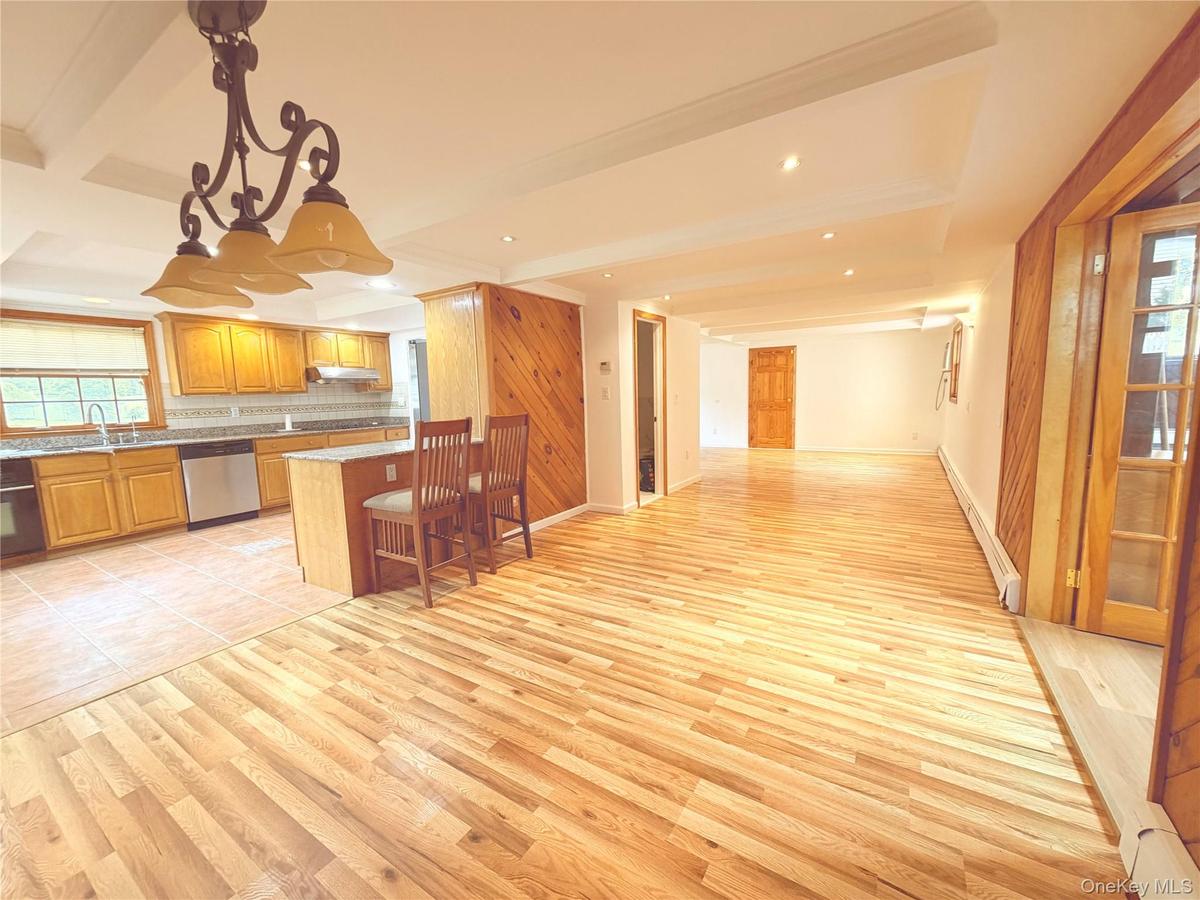 Breakfast & Living Room Combo