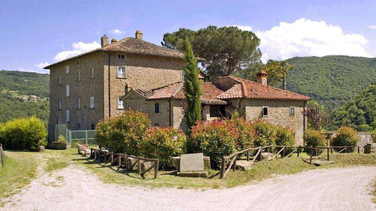 16th-century property with main villa, outbuilding used as a holiday farm, chapel, swimming pool and 5 ha of land for sale in Cortona, Tuscany.