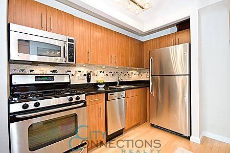 PRISTINE PERFECTION ! ! For rent is an amazing FURNISHED studio at the Downtown Club, the Financial District s hottest building !