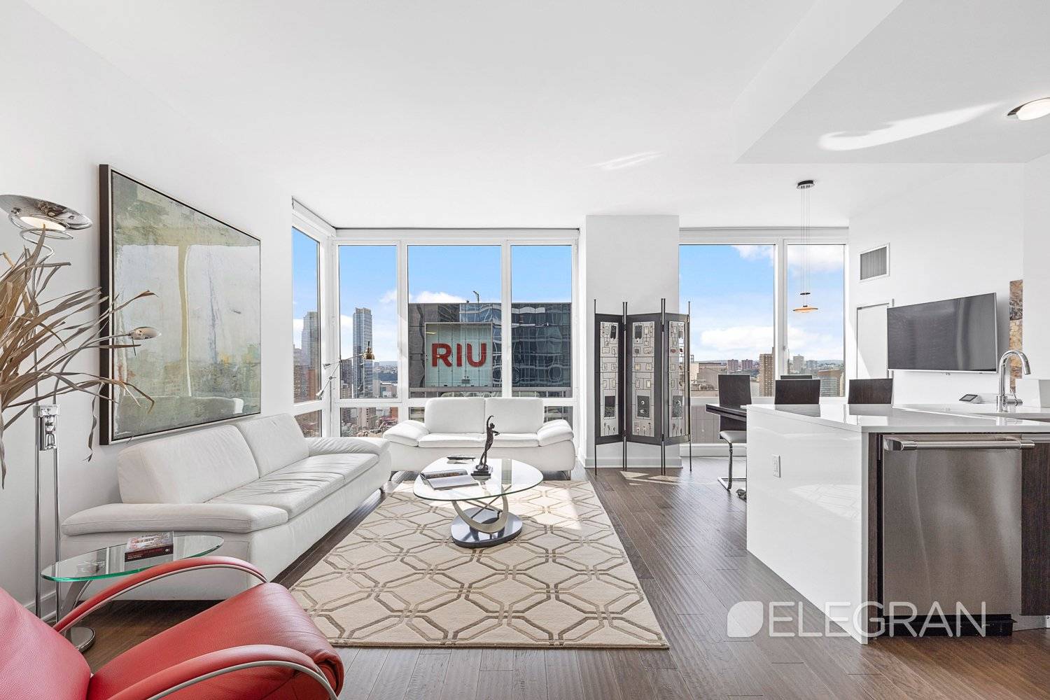 Sleek and modern, high floor one bedroom is now available in the heart of Midtown.