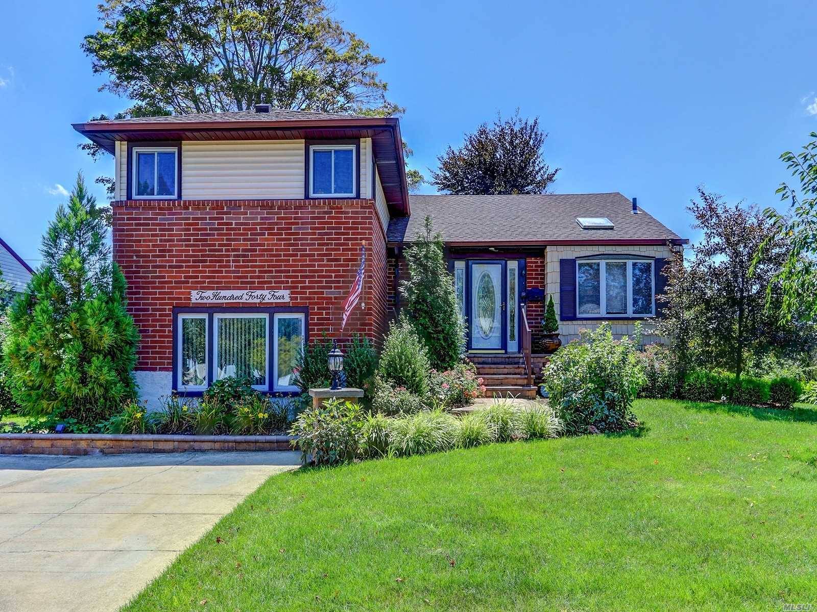 Welcome to a Great Home on One of The Prettiest Streets in Plainedge !