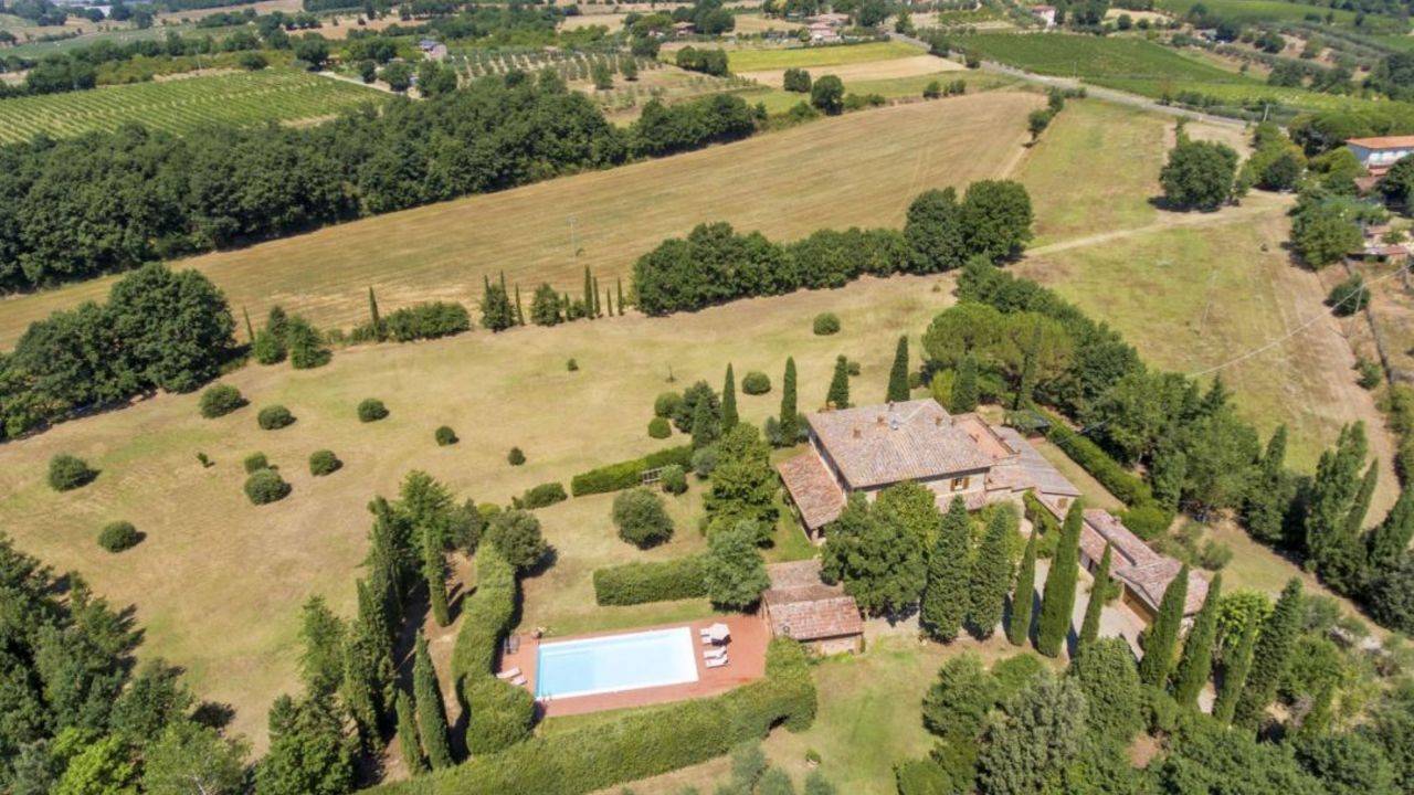 Houses in Tuscany, villa with swimming pool and golf field on sale near Arezzo. Tuscany luxury property on sale, main house with swimming pool