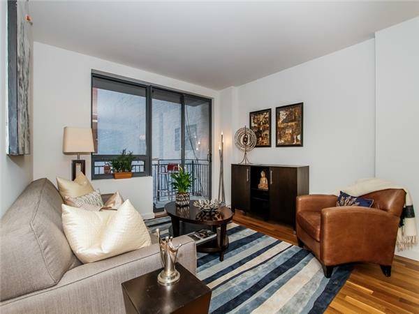 The Milana Condominium is in heart of Forest Hills, centered a block of the Subway EFRM and surrounded by a dozen of the best Restaurants, Starbucks, Bookstores, the Farmers Market ...