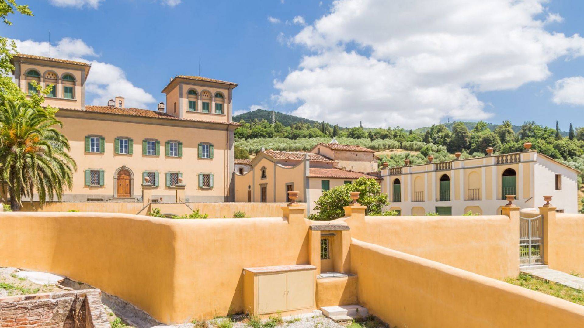 Splendid ancient noble residence, for sale a few kilometers from Florence.
