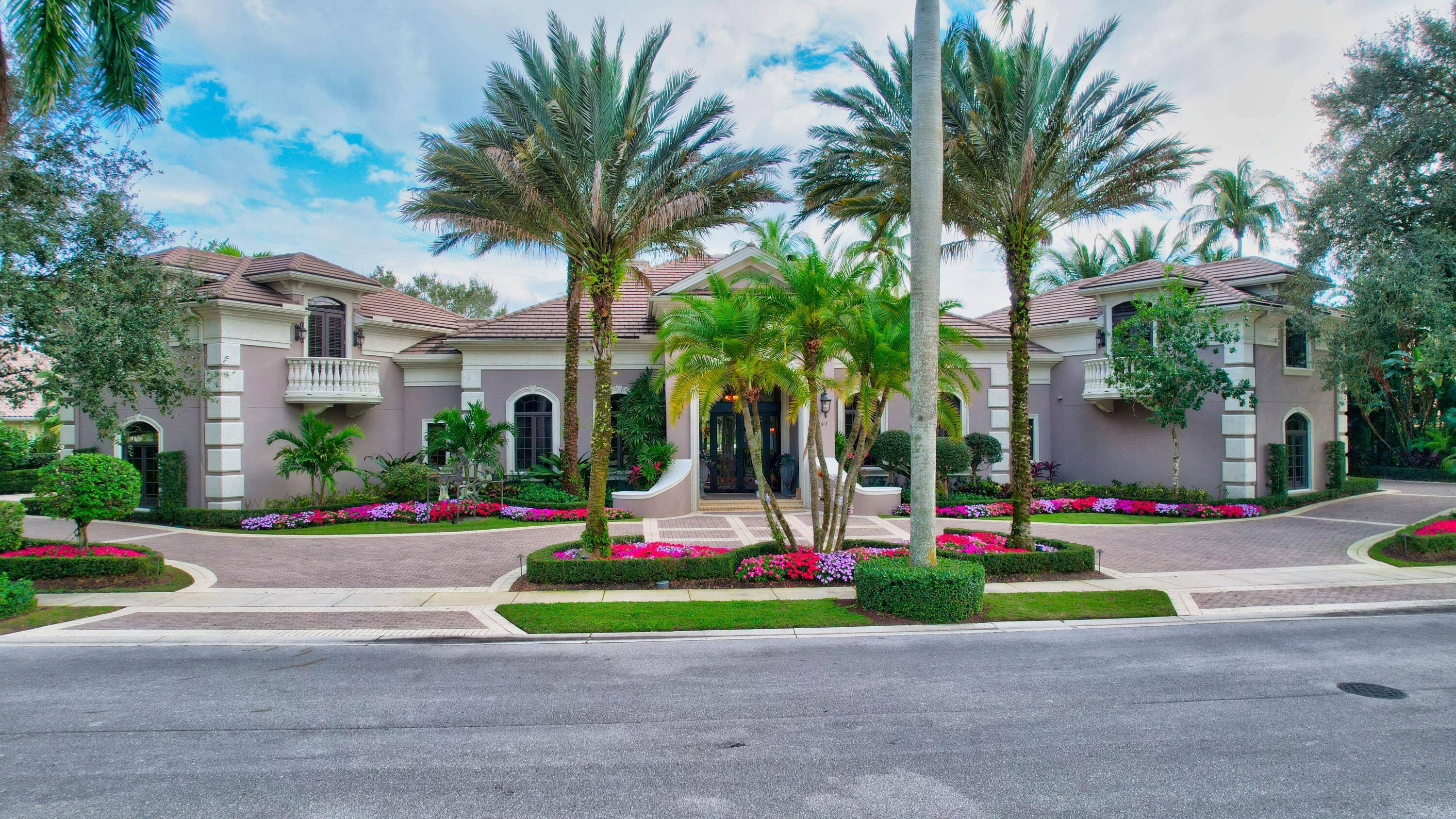 Situated on a double lot with expansive lake views, highly coveted enclave of Grand Oaks in Broken Sound Country Club, this residence designed by the award winning Affinity Architects exudes ...