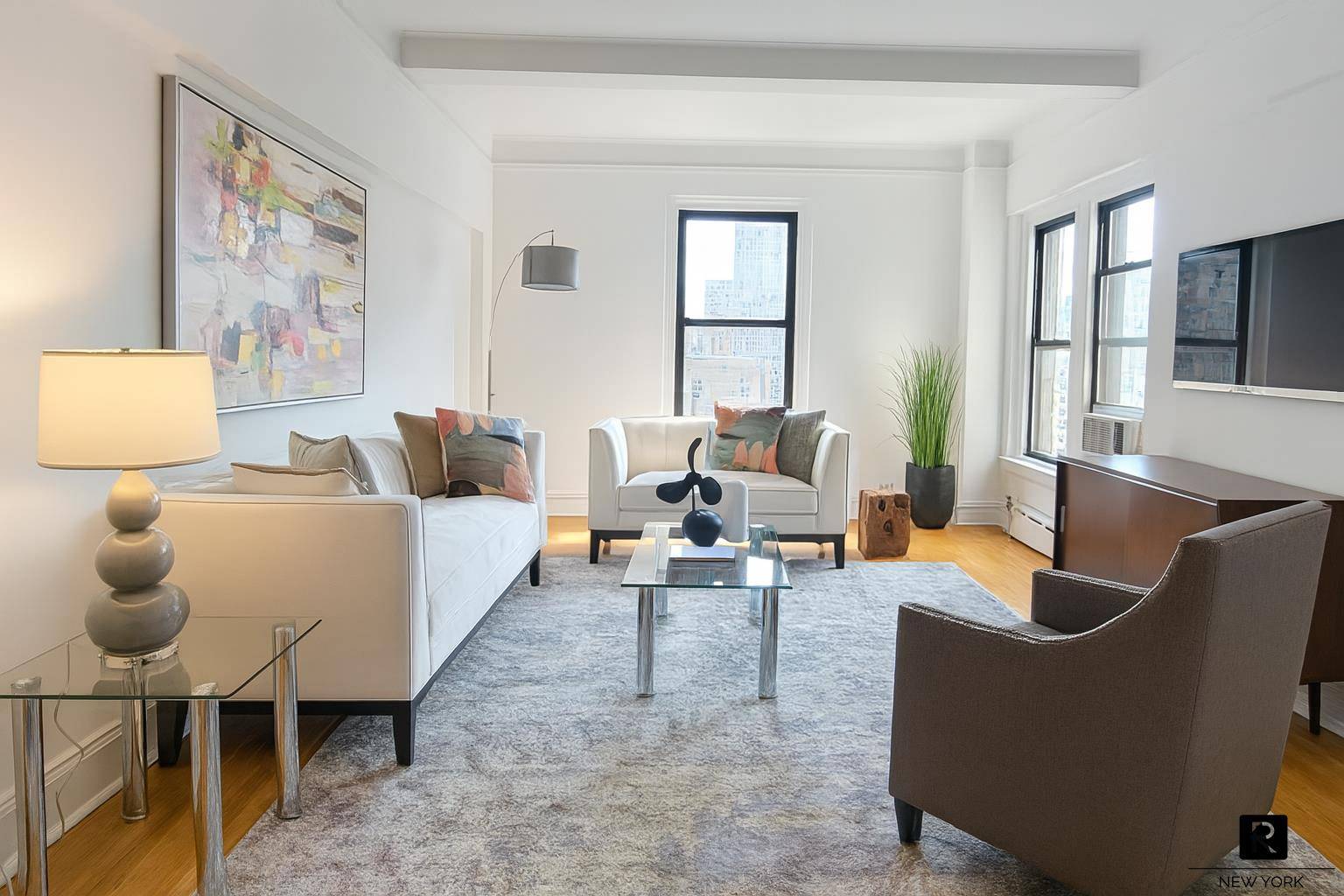 A PREWAR GEM ! Situated on a high floor with three open exposures, this tranquil 2 bedroom residence has extraordinary light and city views.