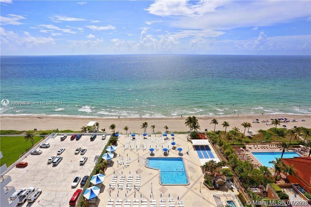 EXCELLENT LOCATION PRIVATE BEACH ACCESS INCREDIBLE OCEAN VIEWS HIGHLY RENOVATED !