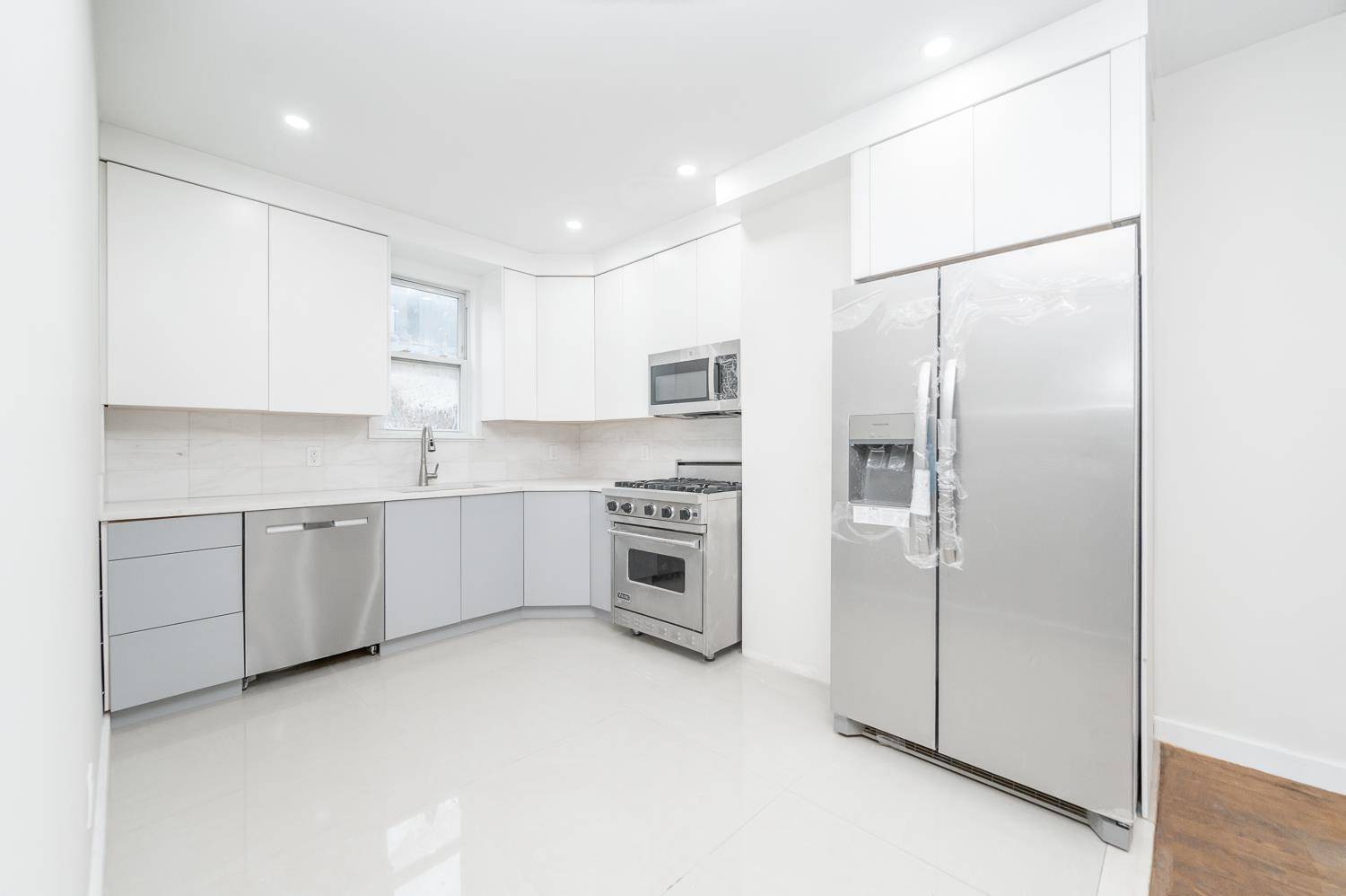 Gut renovated 2 bedroom apartment with a huge backyard in Astoria prime location !