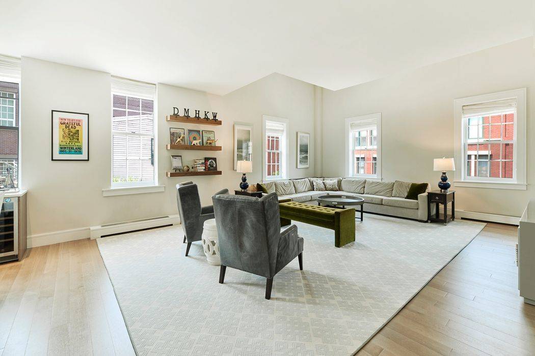 In person amp ; FaceTime showings available Low Fee Do not miss this opportunity to live in one of Brooklyn Heights' most sought after boutique buildings.