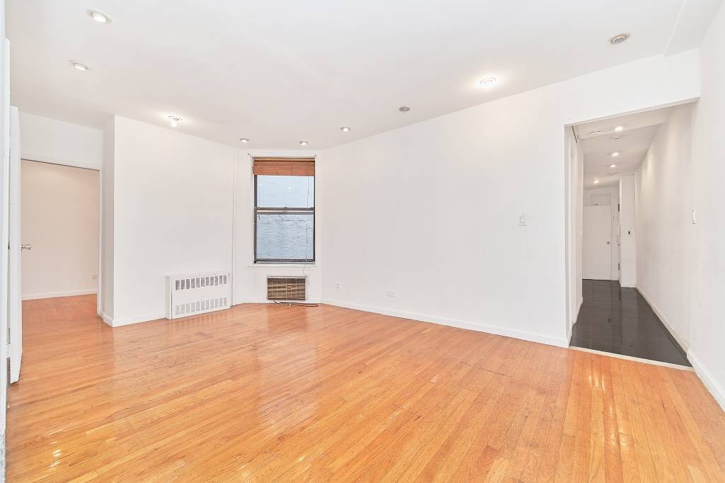 True 5 bedroom in Gramercy Park Apartment Details Spacious 5 Bedroom with Queen Sized Bedrooms Large open kitchen Oversized Living Room Stainless Steel Appliances Strip Wood Flooring Marble Finishes Abundant ...