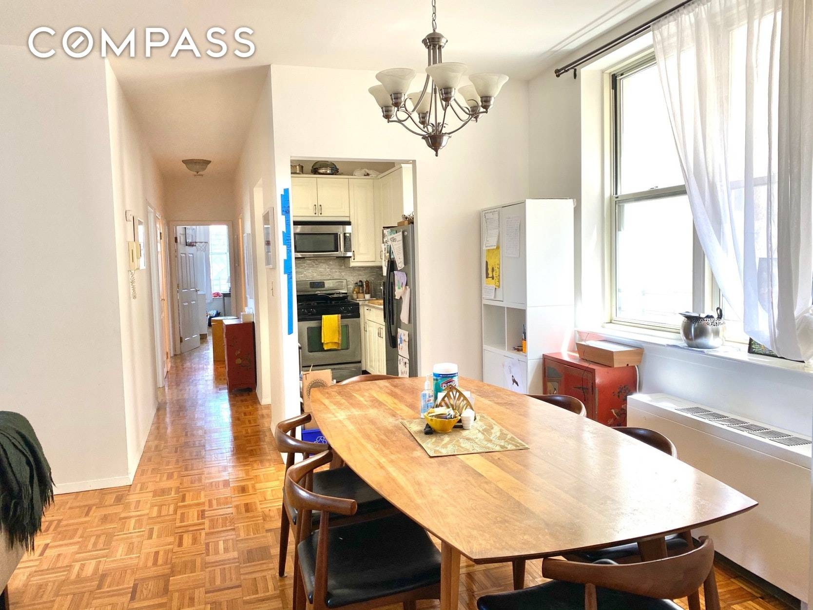 Bright and renovated 3BR 2Baths in a condo building with an elevator and shared garden with barbecue area.