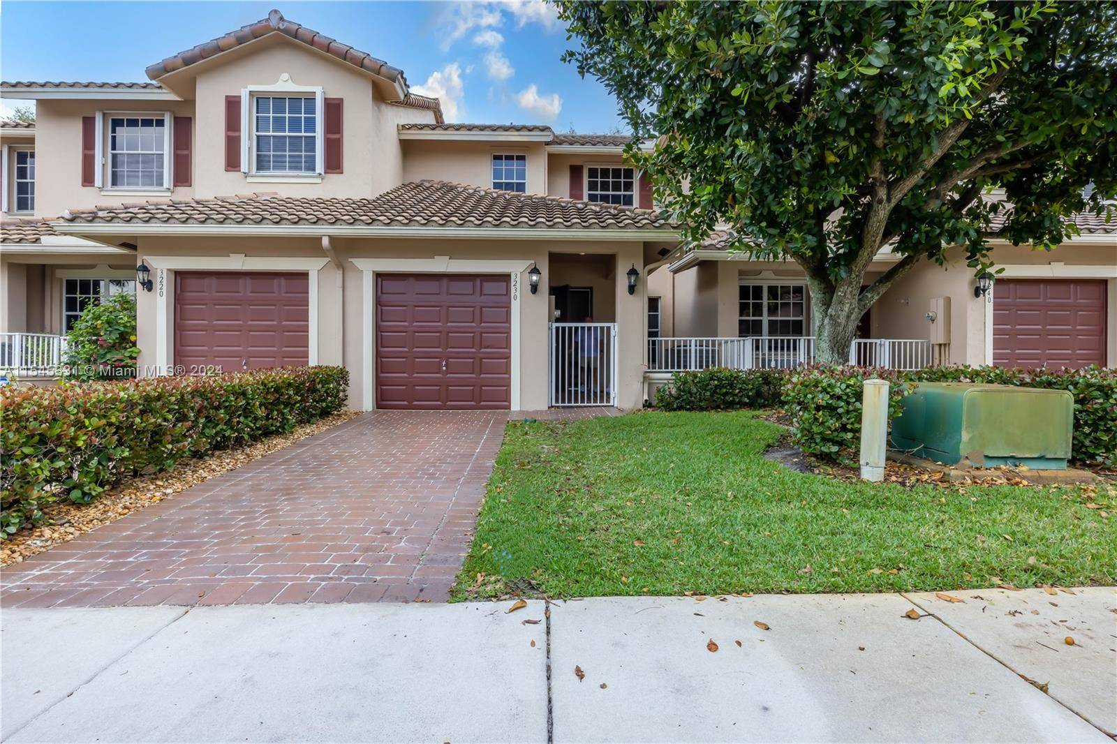 This beautiful 3 bedroom 2 1 2 bathroom townhouse in desirable Villas of Rolling Hills is very near Nova Southeastern University and borders the fabulous Grand Oaks Golf Club, providing ...