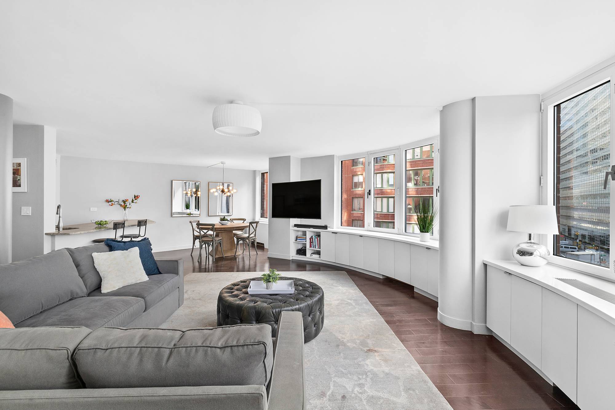 Welcome to 5A at the Greenwich Court Condominium, a grand scaled home in prime Tribeca.