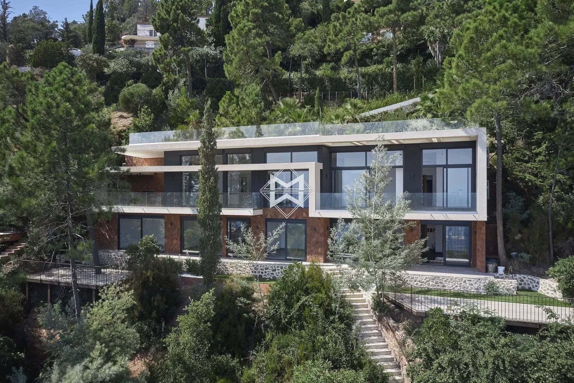 New ultra-contemporary with exceptional panoramic sea view