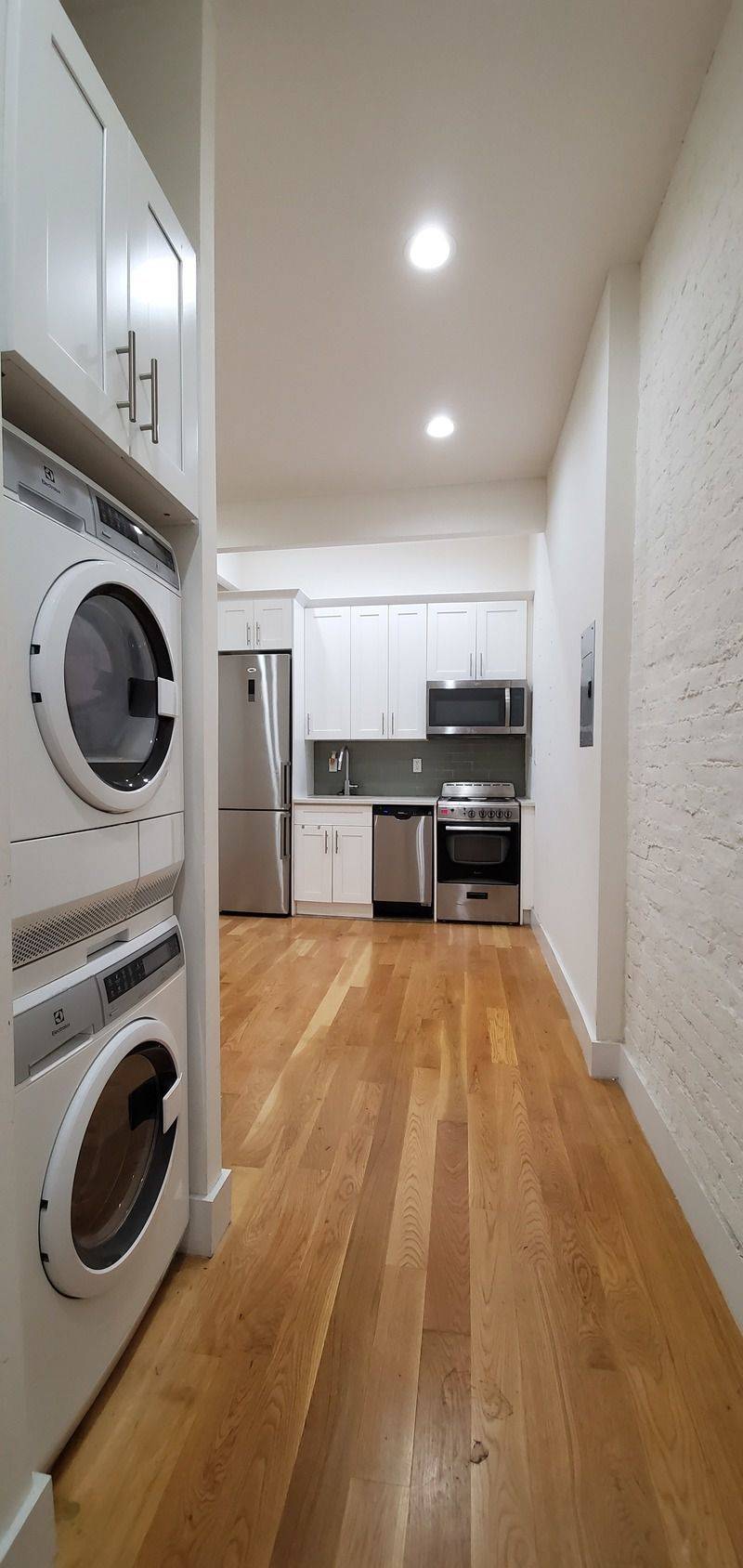 Come live in this gorgeous 2 bedroom with washer dryer in unit in the heart of Harlem !