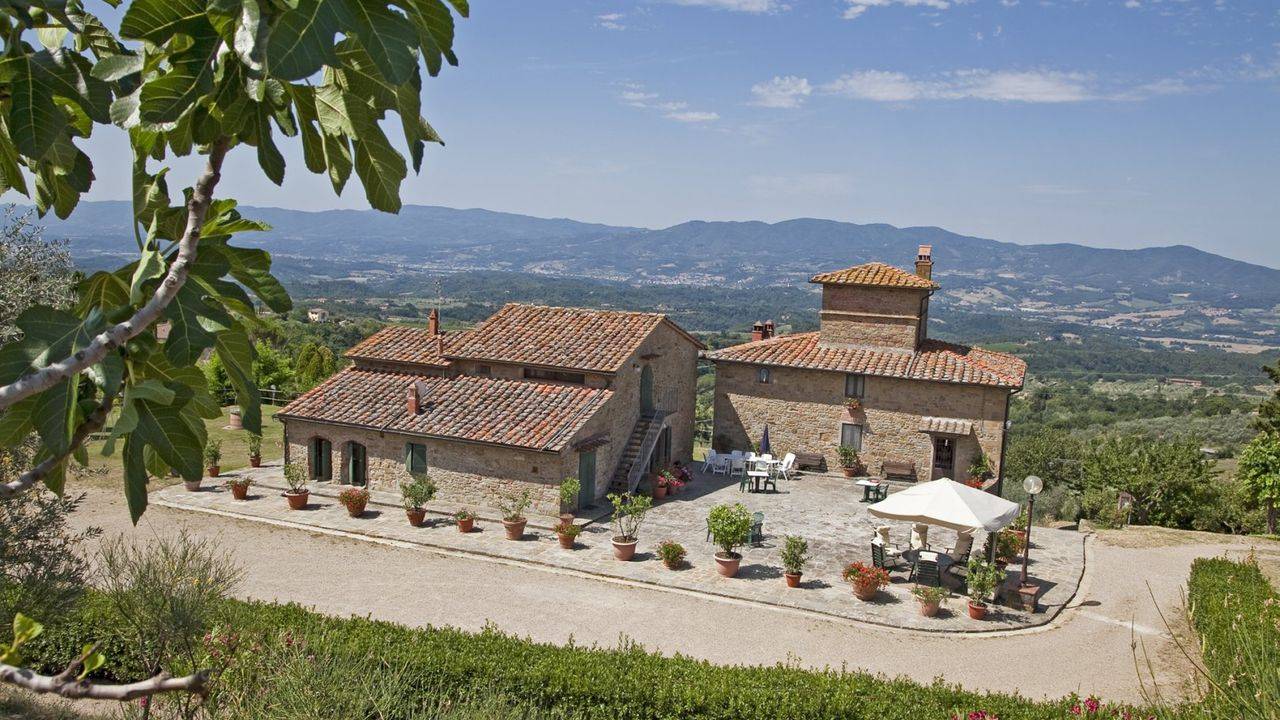 Property with country house, outbuildings, restaurant, pool and 8 ha of land for sale in a panoramic position in Reggello, close to Florence, Tuscany.