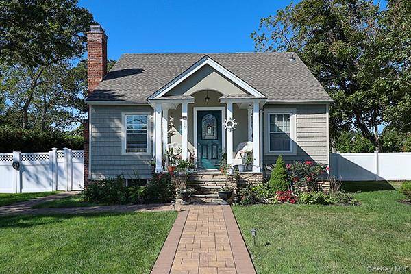 Welcome to this Charming Cape in Bloom !