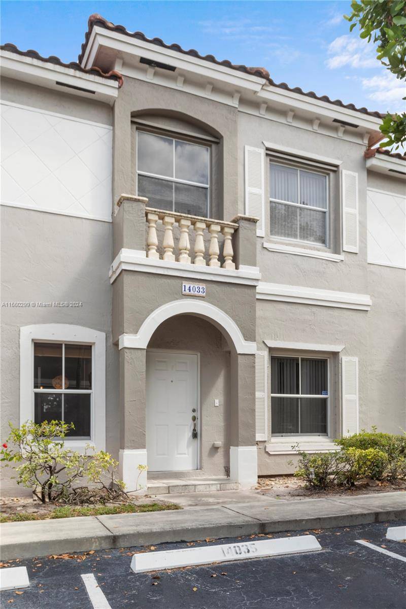 Quaint Remodeled 2bed 2. 5bath townhome in the lush, beautiful, guard gated community of Viscaya in Miramar !