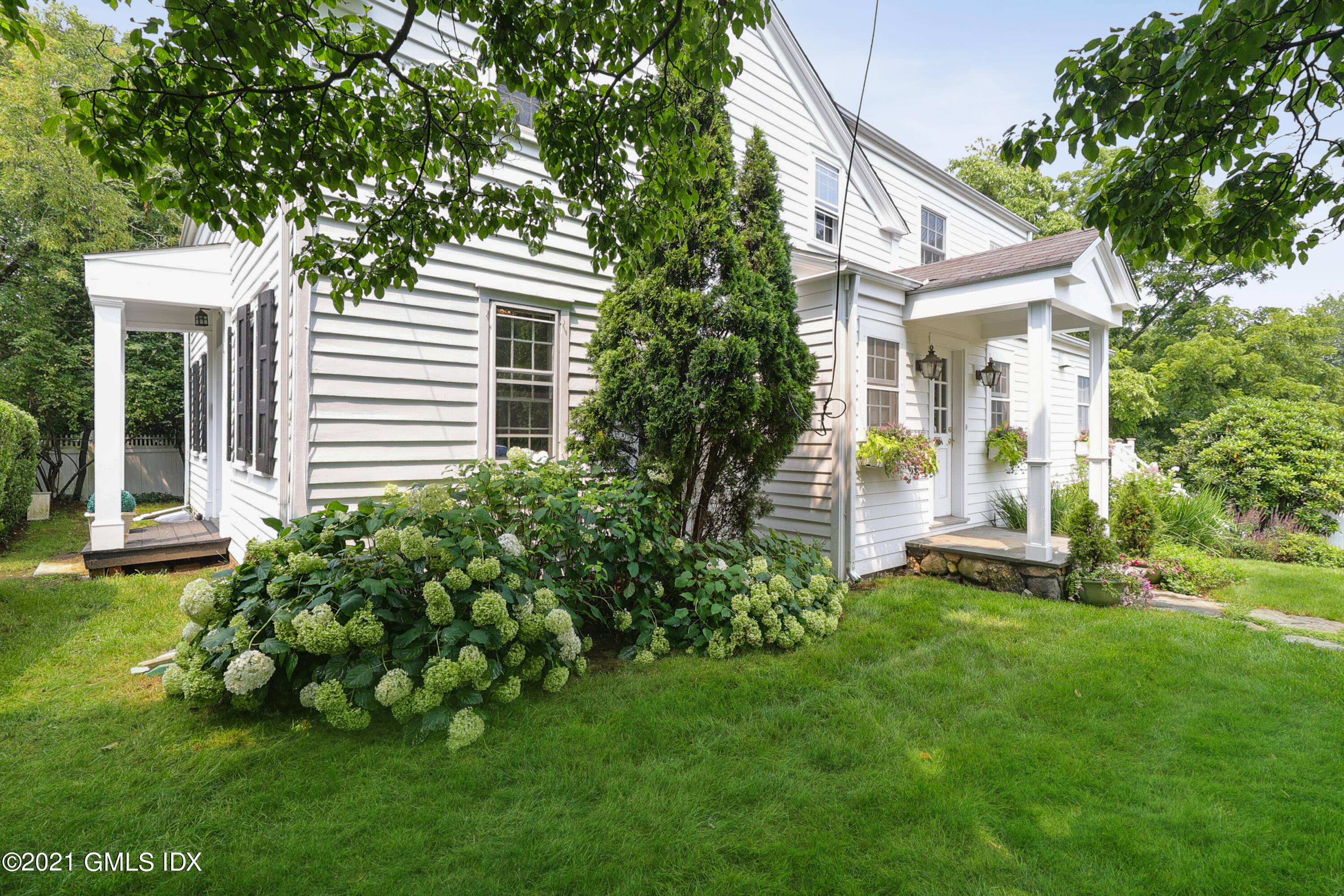 Charming colonial 4 bedroom, 3.