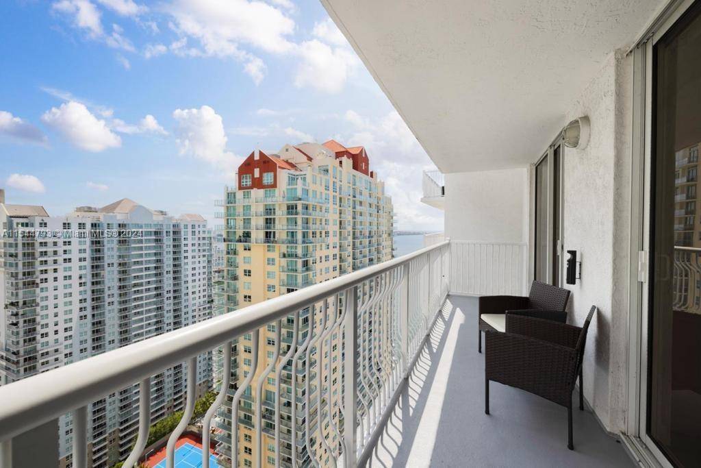 Spacious 1 bedroom unit at The Club at Brickell Bay with 825 sqft of living space, this fully furnished residence features new flooring, wood kitchen cabinets, and granite countertops.