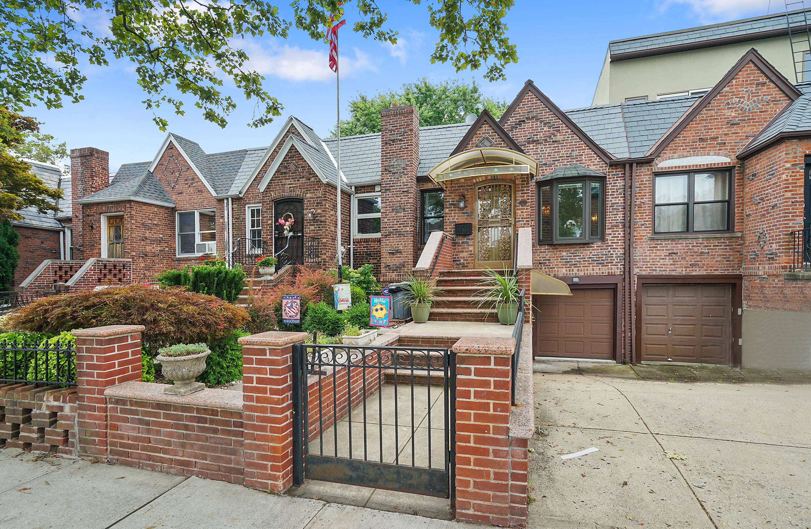 BEAUTIFUL 3 BR, 2 BA BRICK TOWNHOUSE W GARAGE AND PRIVATE BACKYARD, 10 MINUTES DRIVE TO NYC !