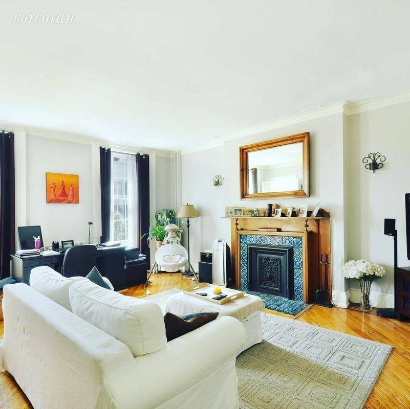 SHOWING BY VIDEO TOUR ONLY 5 Monroe Place Residence 4, simply put is the quintissential Brooklyn Heights 2BR encompassing the entire floor in a 25' wide Brownstone.