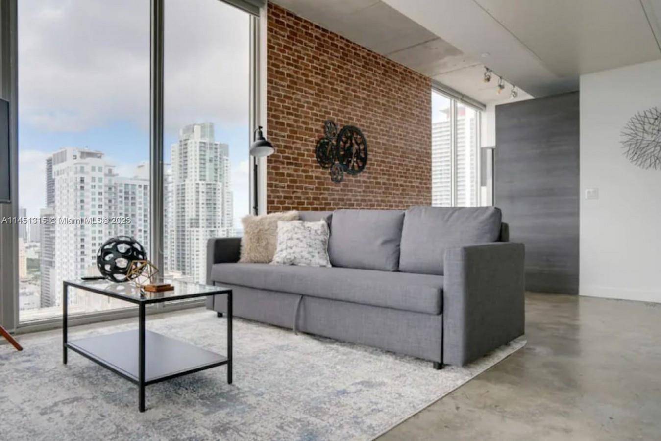 LOOKING FOR SHORT TERM TENANT Experience the most out Downtown Miami in this beautiful 1 bedroom condo unit in the heart of the city !