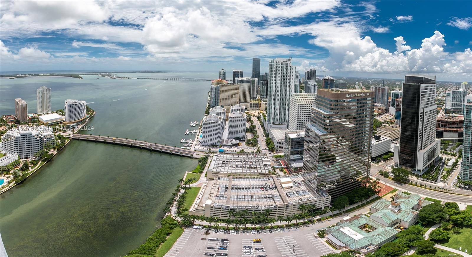 GORGEOUS 3 bed 2Bath ! at Icon Brickell Top of the line, Amazing views from 49 Floor, appliances, Amazing amenities5 Star amenities, spa, infinity pool, full gym, individual private residences ...