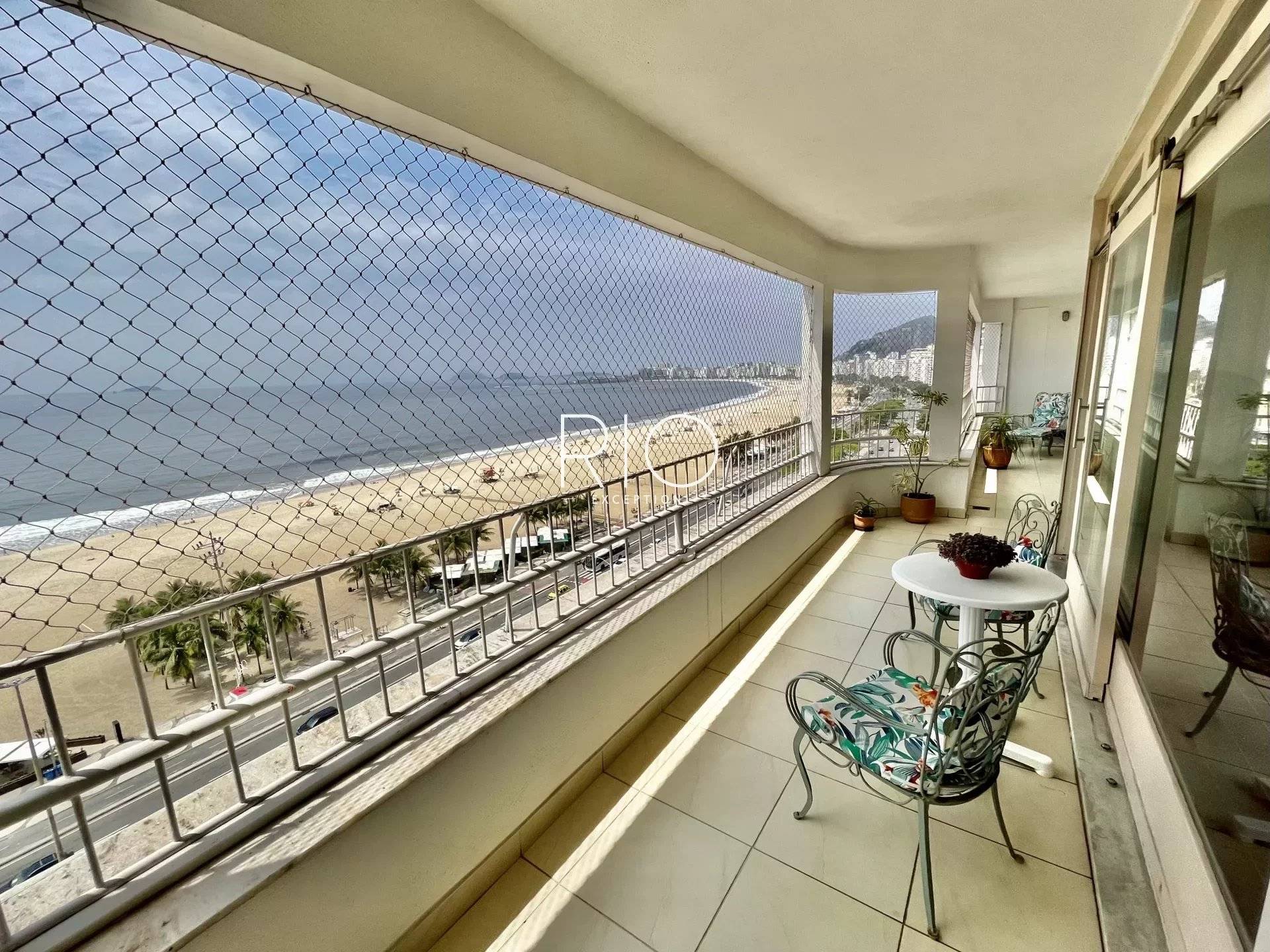 Av. Atlântica, next to the Copacabana Palace, magnificent traditional Carioca apartment on the top floor with balcony !