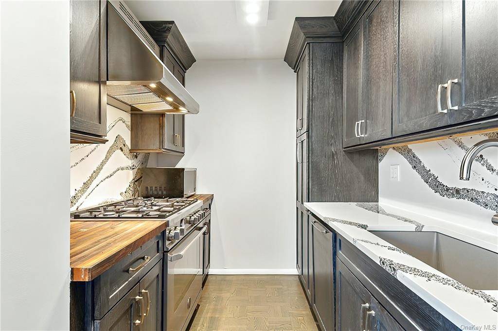 Step into this exquisite high floor 1 bedroom residence with an inviting terrace at the prestigious Whitehall luxury co op in Riverdale.