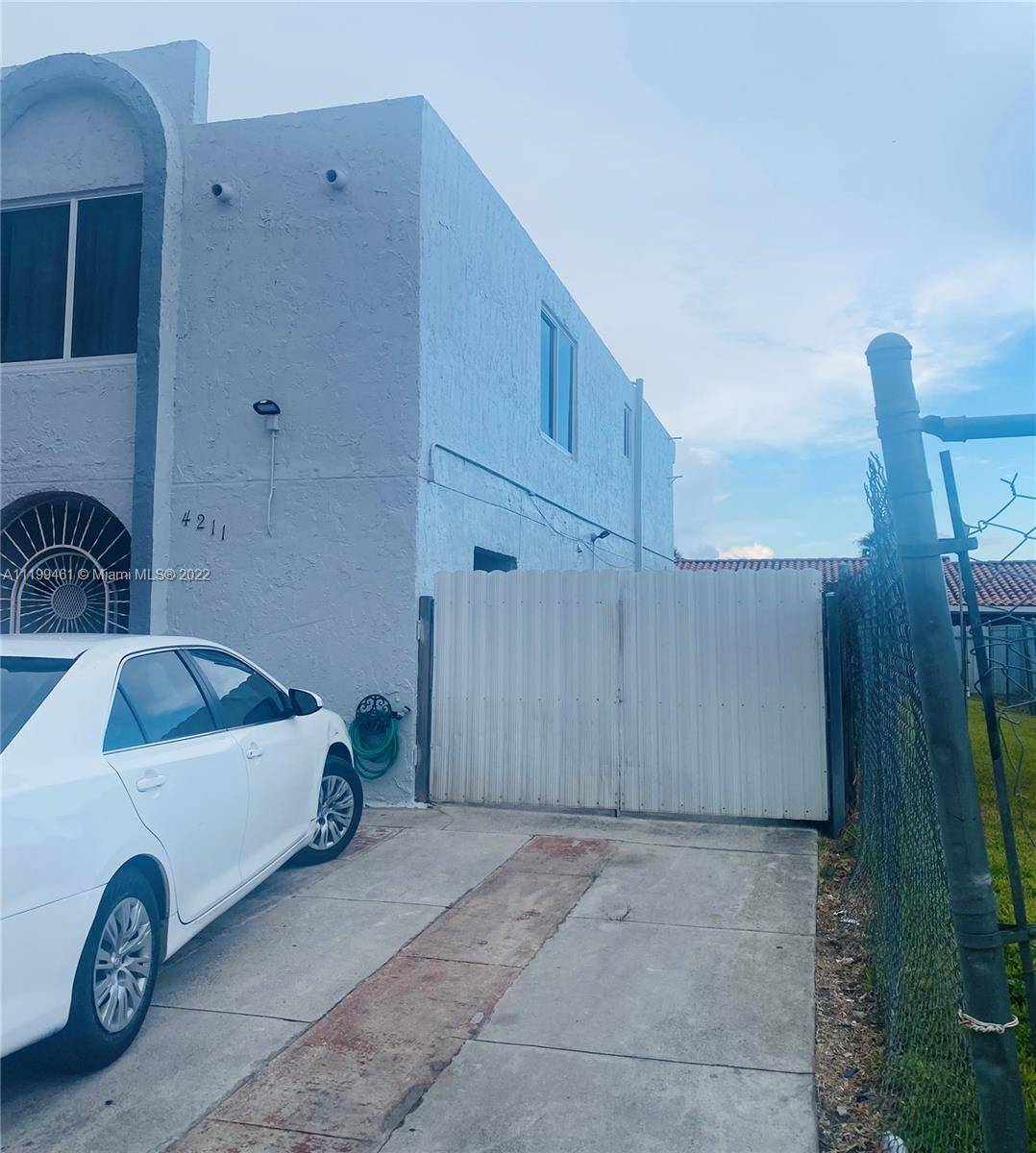 2 STORY TOWNHOUSE, CORNER UNIT ; FEATURES 3 BEDROOMS 1 REMODELED BATHROOM AT 2ND FLOOR, REMODELED 1 2 BATHROOM AT 1ST FLOOR, COVERED ALUMINIUM PATIO, 3 CAR SPACES AT FRONT ...