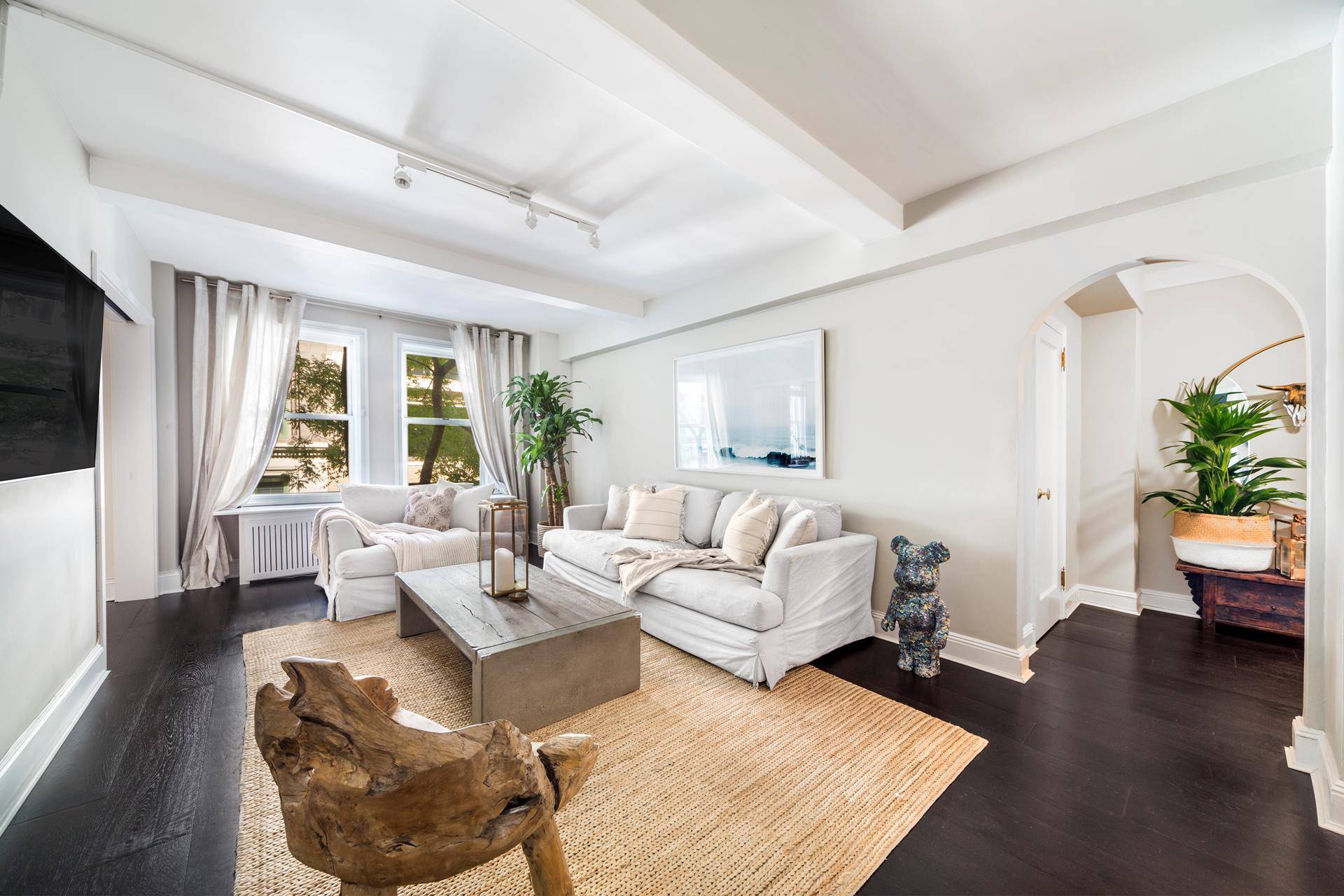 Welcome home to this stunning, newly renovated 2 bedroom apartment with keys to the park !