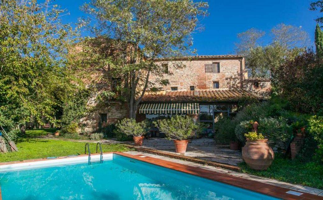 Italian properties. Asciano, Country House for sale in Tuscany on top of a hill. House with Swimming pool and panoramic views of the hills of Siena