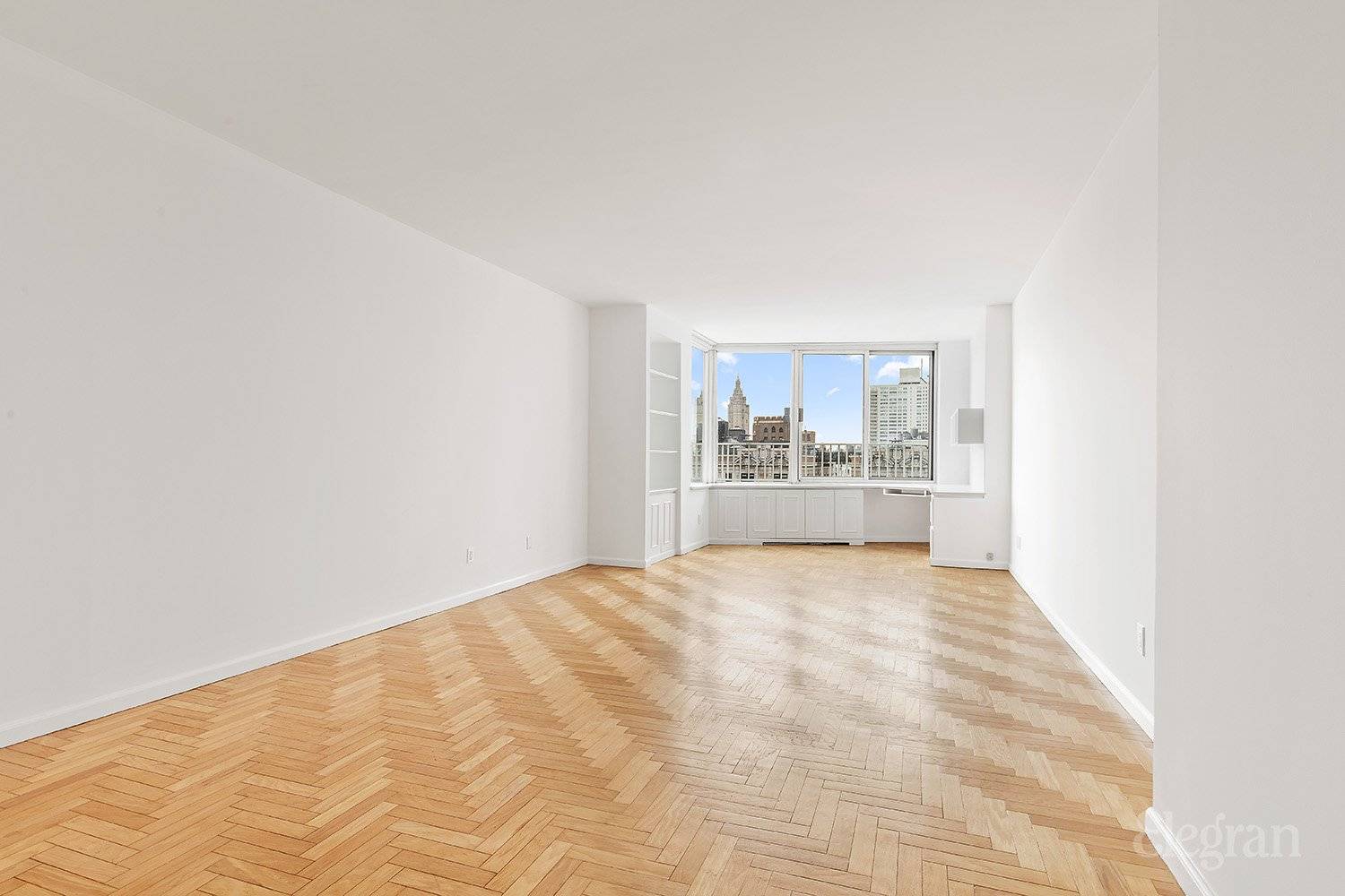 At 994SF. 17H is one of the largest one bedrooms in the building Facing East with a touch North, completely open and unobstructed views around the city scape An excellent ...
