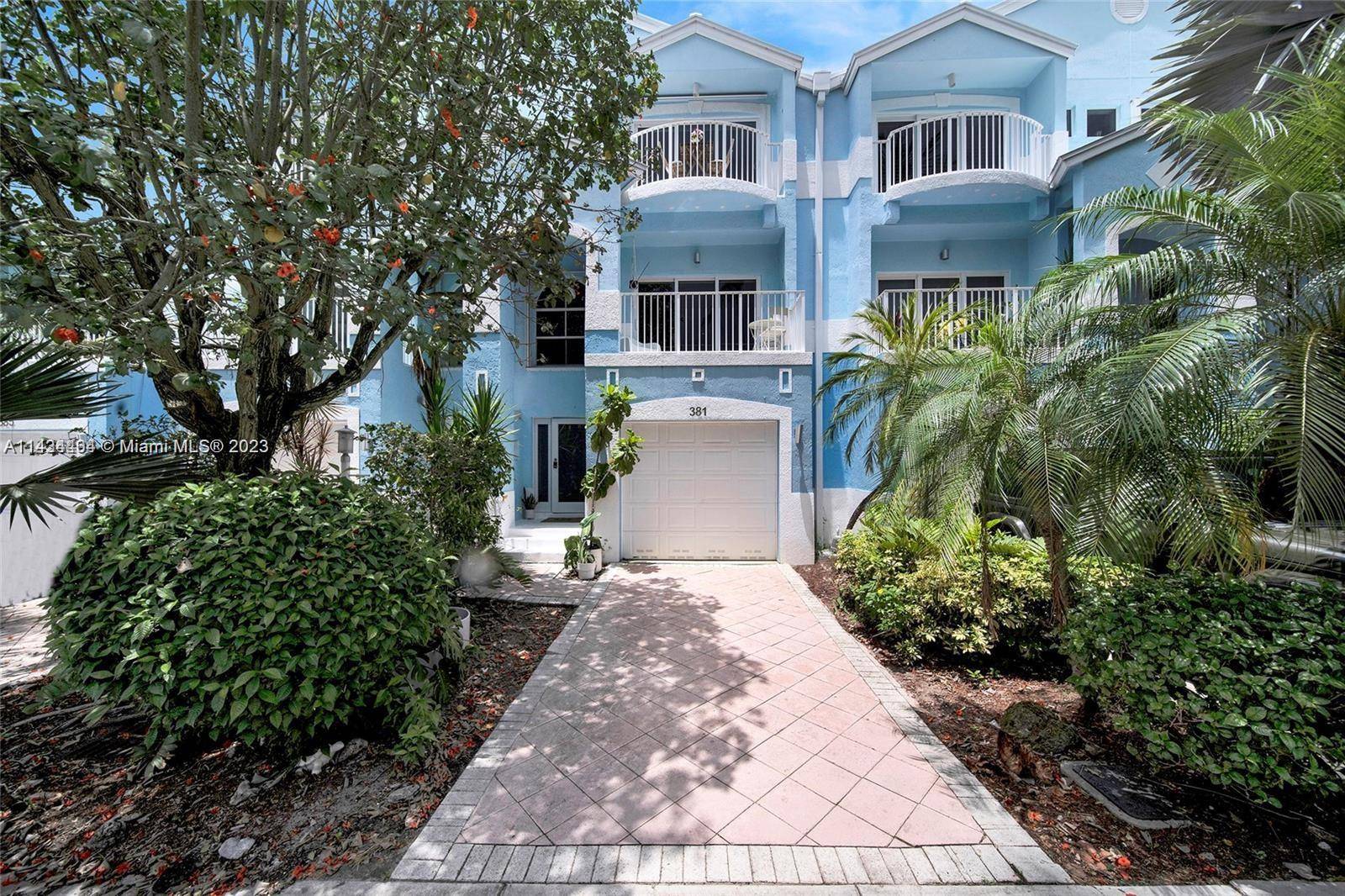 Fully renovated beach townhouse at an amazing location facing a Natural reserve steps away from the beach.