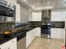 Gourmet Kitchen w Gas stove