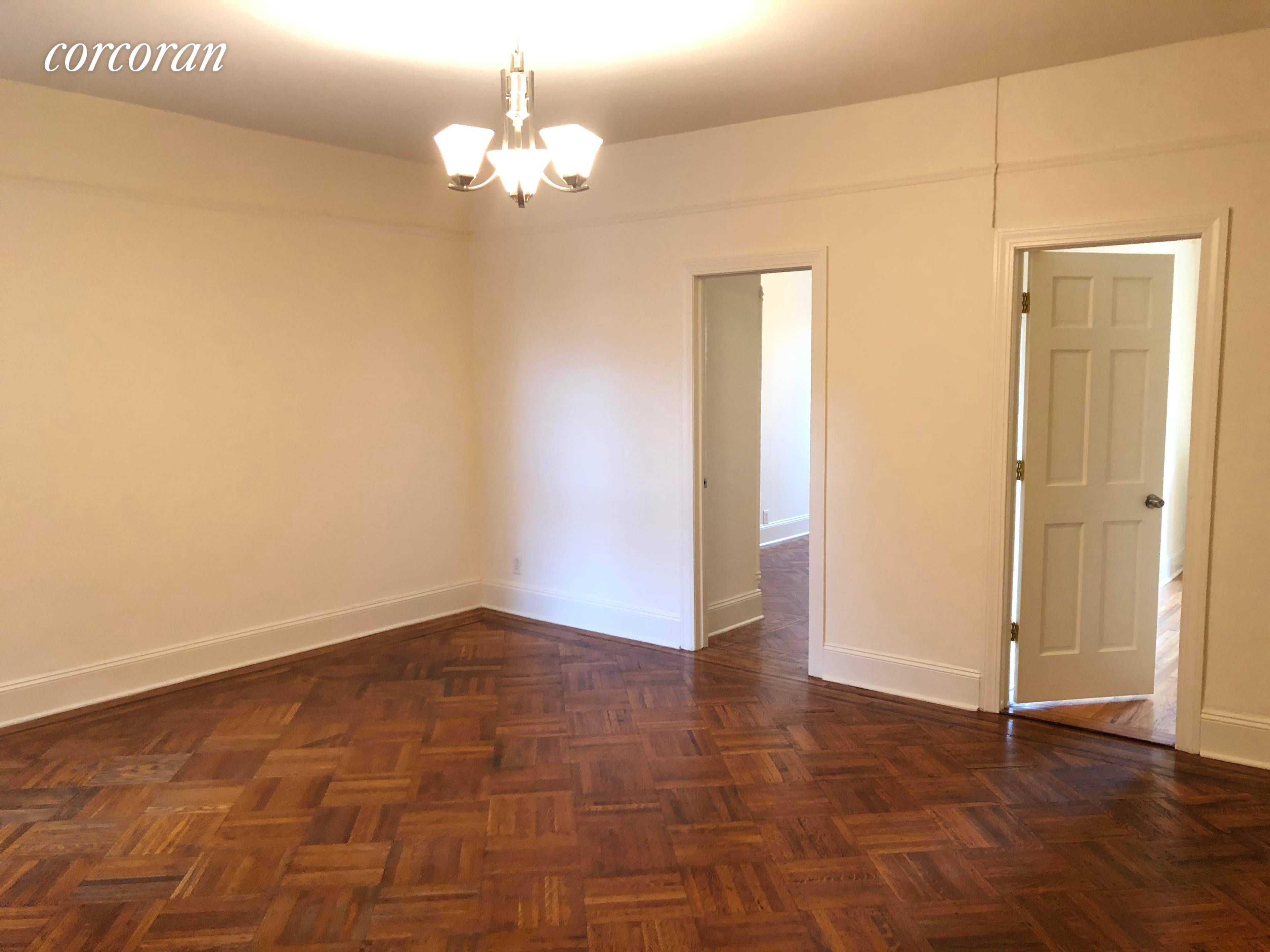 This spacious two bed apartment is close to Brooklyn Heights Promenade, shopping, restaurants and multiple train lines.