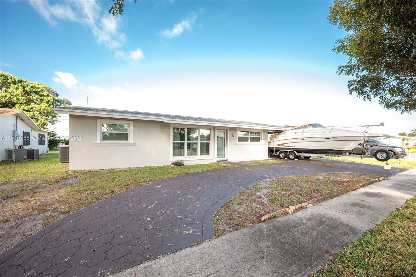 Come fall in love with this beautiful and spacious 4 bedrooms, 2 bathrooms waterfront home in Oakland Park !