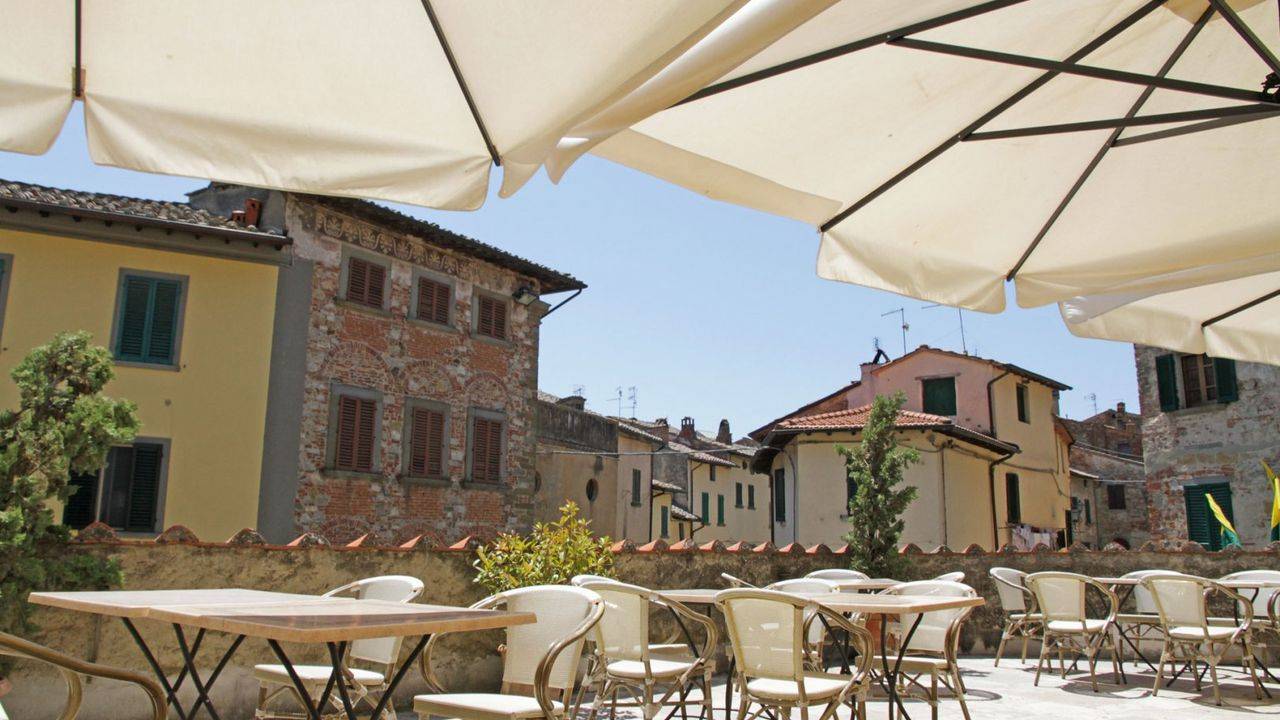 Tuscany for sale B&B hotel with restaurant in the province of Arezzo. The hotel is in a historic building in the center of a delightful Tuscan town