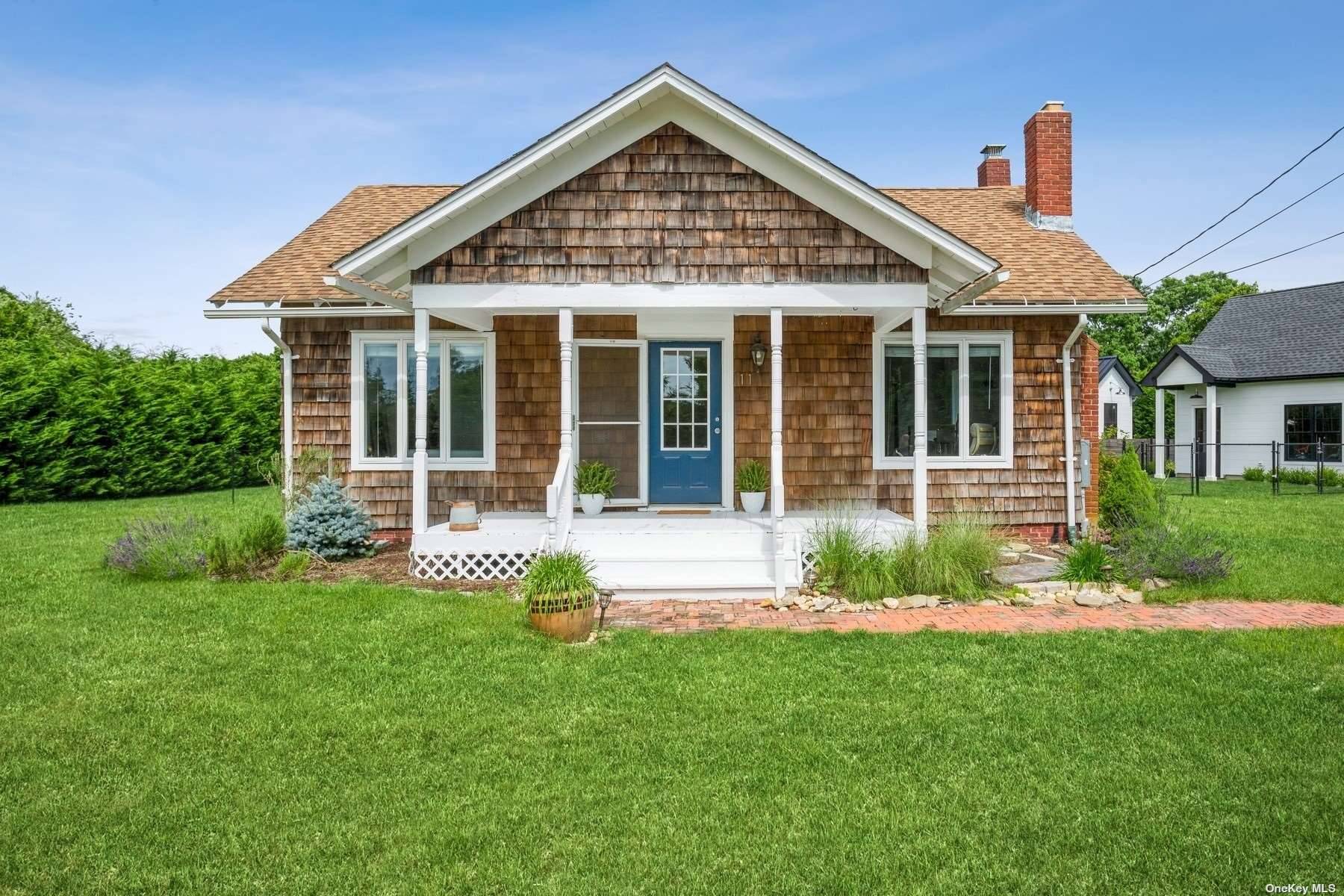 This modern storybook Hamptons cottage mixes only the most scenic and relaxing elements one could dream for in the quaint and charming town of Eastport.