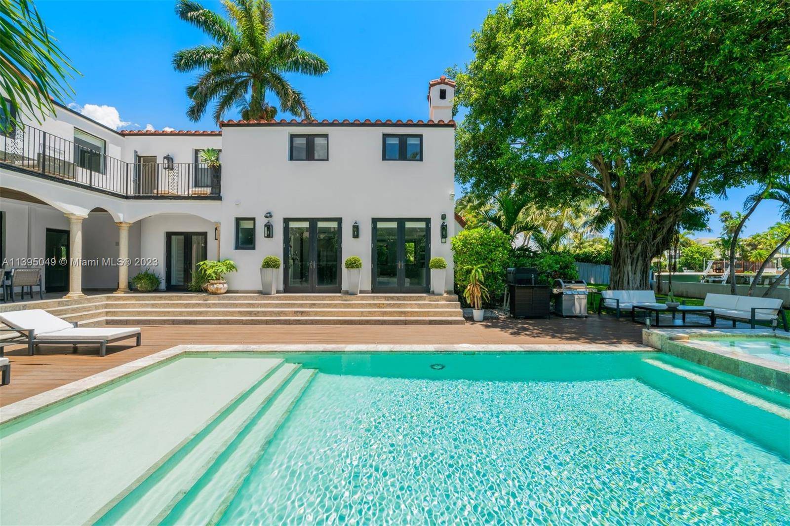 Enjoy living in this impeccably renovated waterfront oasis located in the heart of Miami Beach !