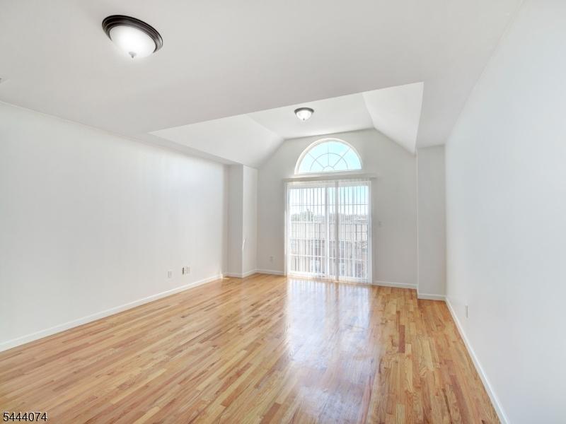 Gleaming Hdwd Floor