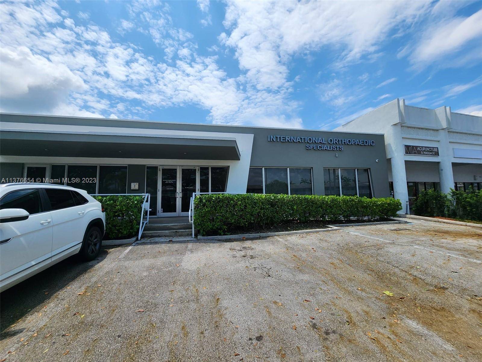 Welcome to this spectacular doctor's office located in the heart of North Miami.